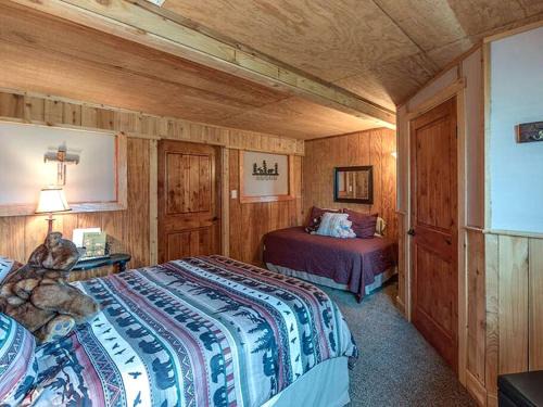 Carmine House | Brilliant Wooden Cabin in Round Top, Texas