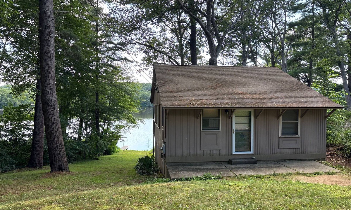 Brimfield Cottage | Brimfield Waterfront cottage