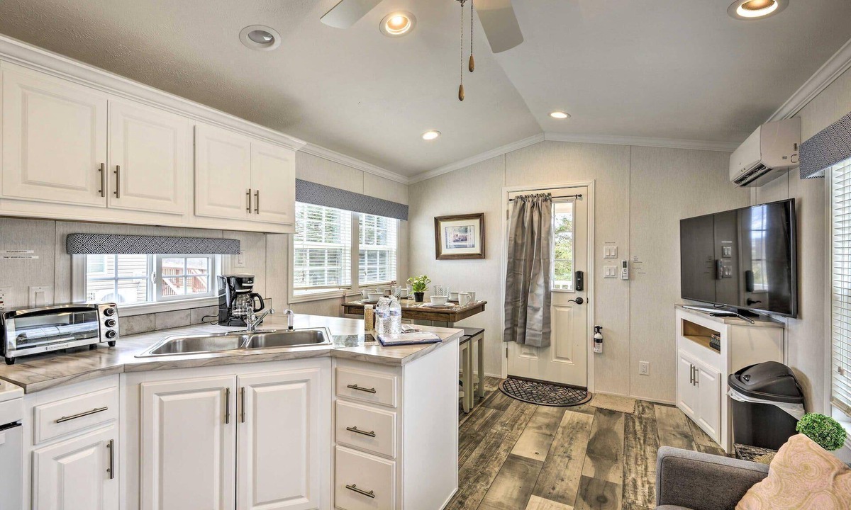 Pleasant Mount Cottage | Bring the Kids Golden Spring Glow