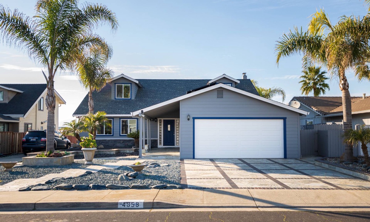 Discovery Bay House | Bring the whole family! 7 Bdrm, nice deck, big dock, close to fast water