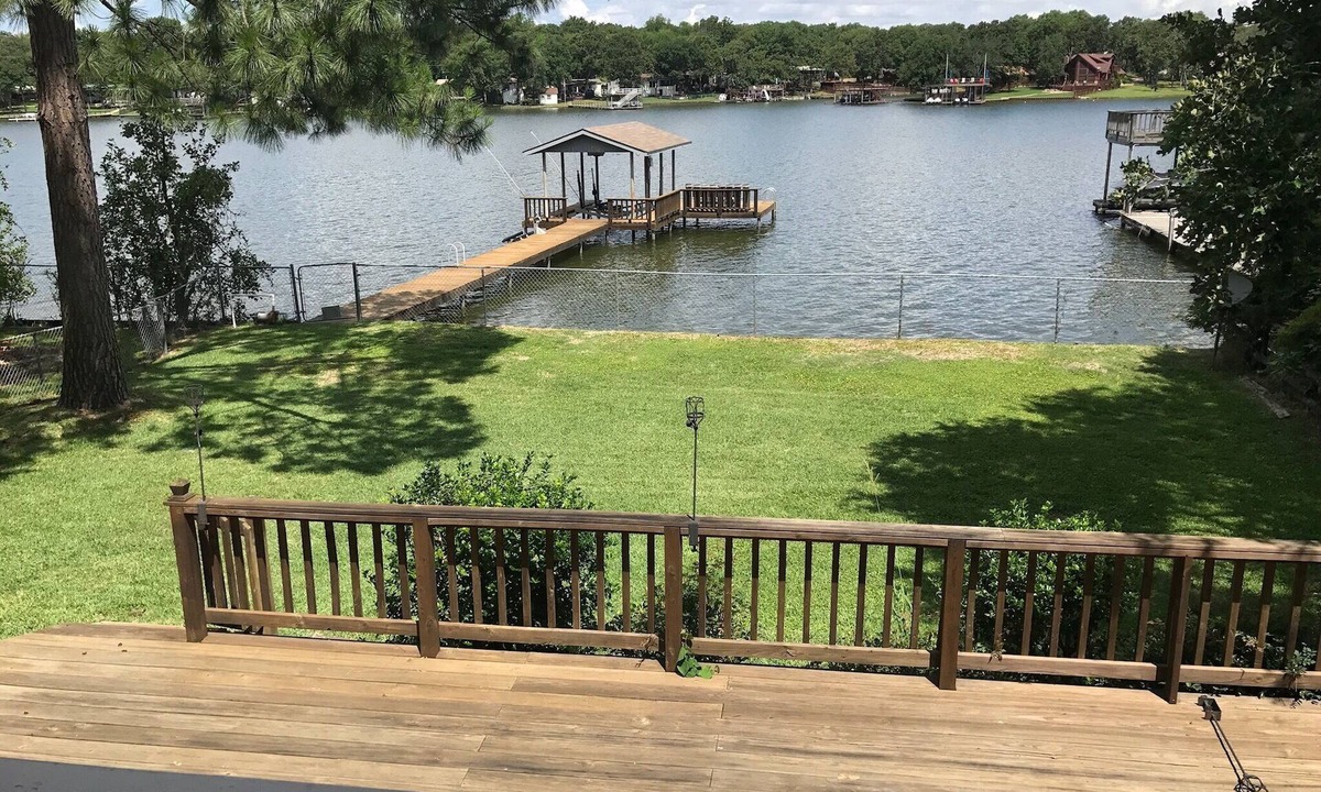 Enchanted Oaks House | Bring your boat! Pet friendly - Lakefront house on Cedar Creek Lake.