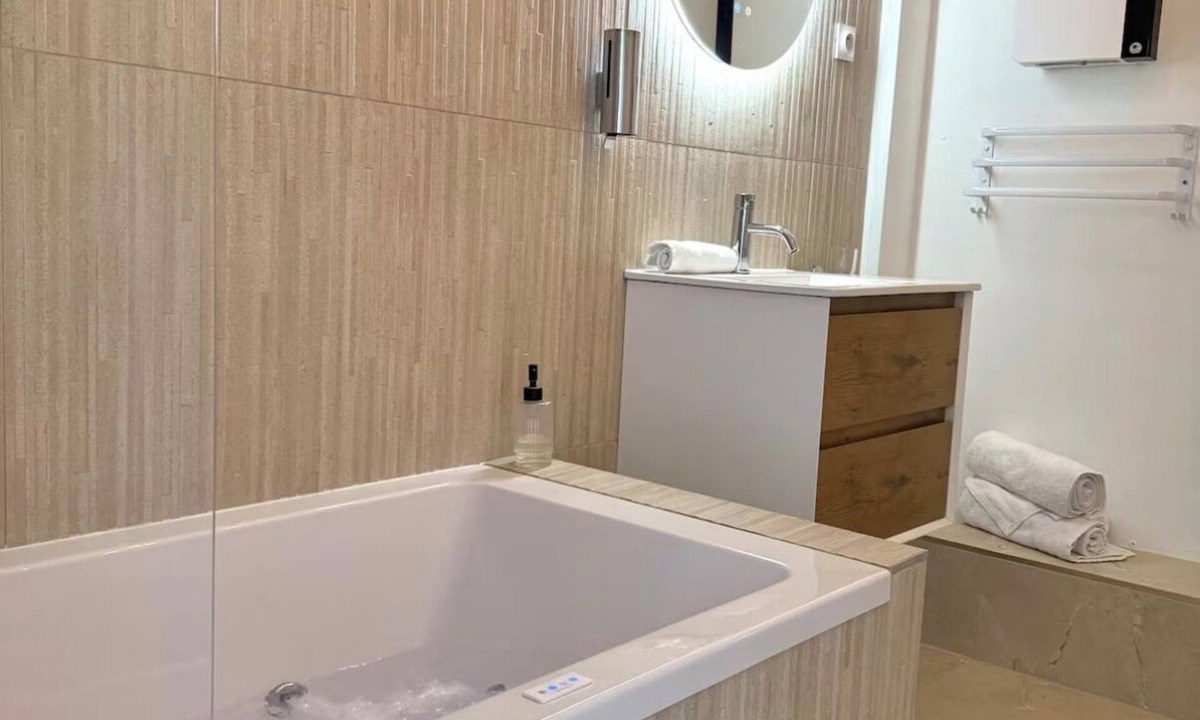Calais Apartment | Brise Bohème Charming apartment with bathtub