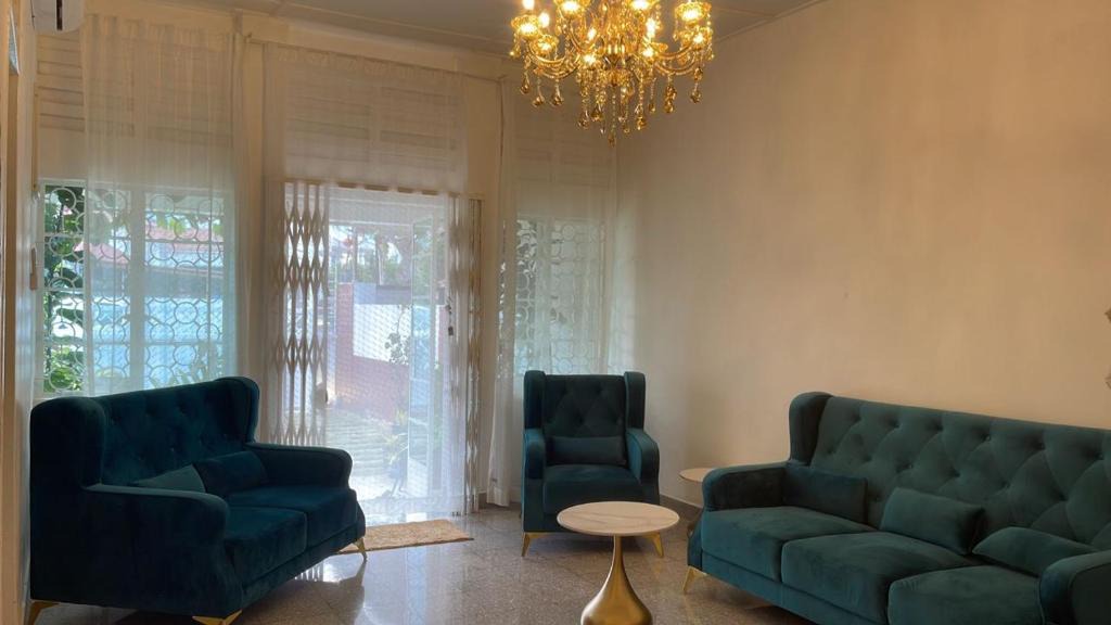 George Town Villa | British Granny's Cottage in Georgetown