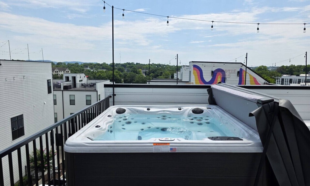 South Nashville House | British Theme Downtown Nashville Hangout + Hot Tub