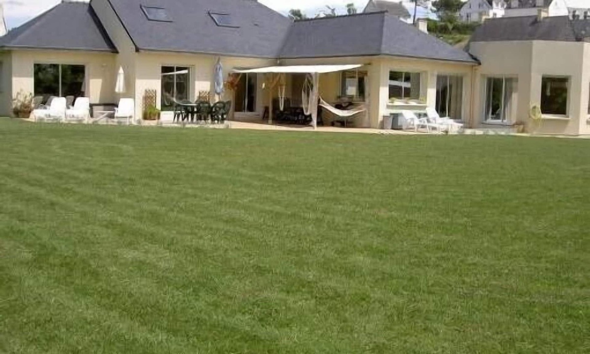 Saint-Nic Villa | Brittany house 12 people interior swimming pool edge of sea