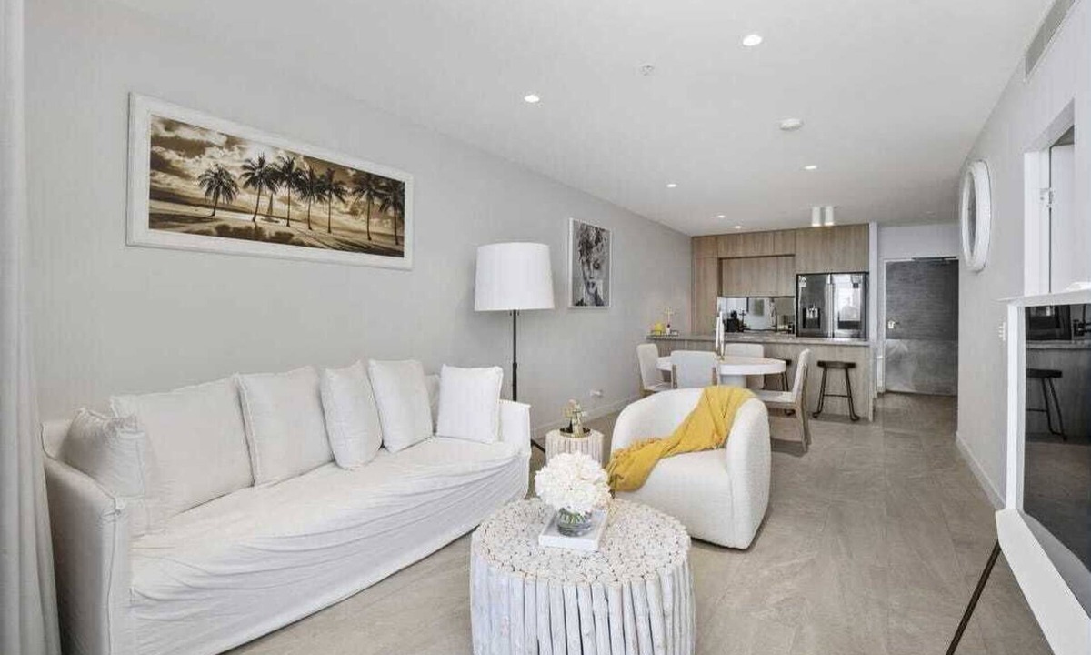 Broadbeach Apartment | Broadbeach Elegant apartment with views!