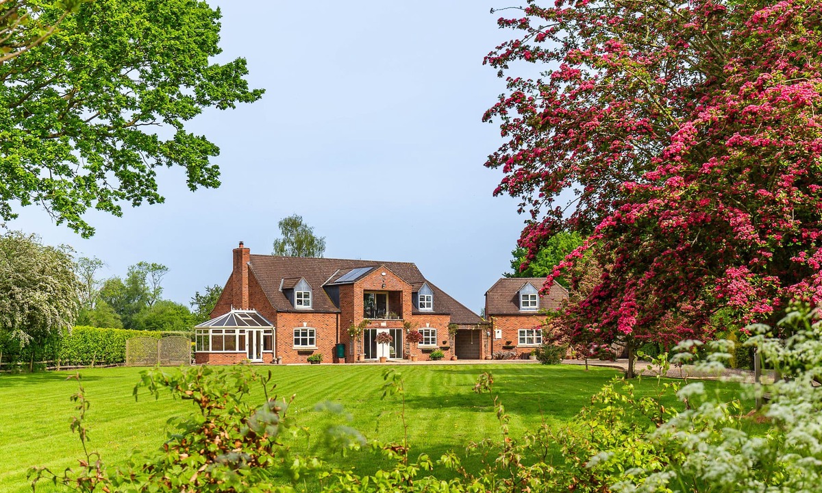 Lincoln Cottage | BROADLEAF LODGE, pet friendly, with open fire in Skellingthorpe