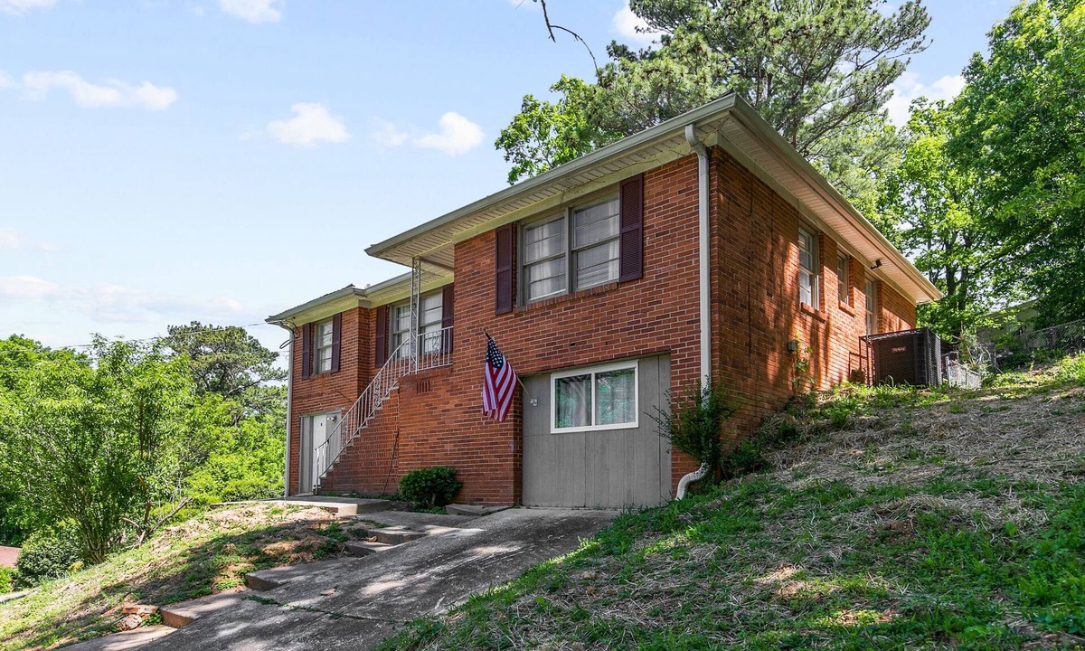 New Castle House | Broadmoor Brick Haven- 2 Units/Great for Groups