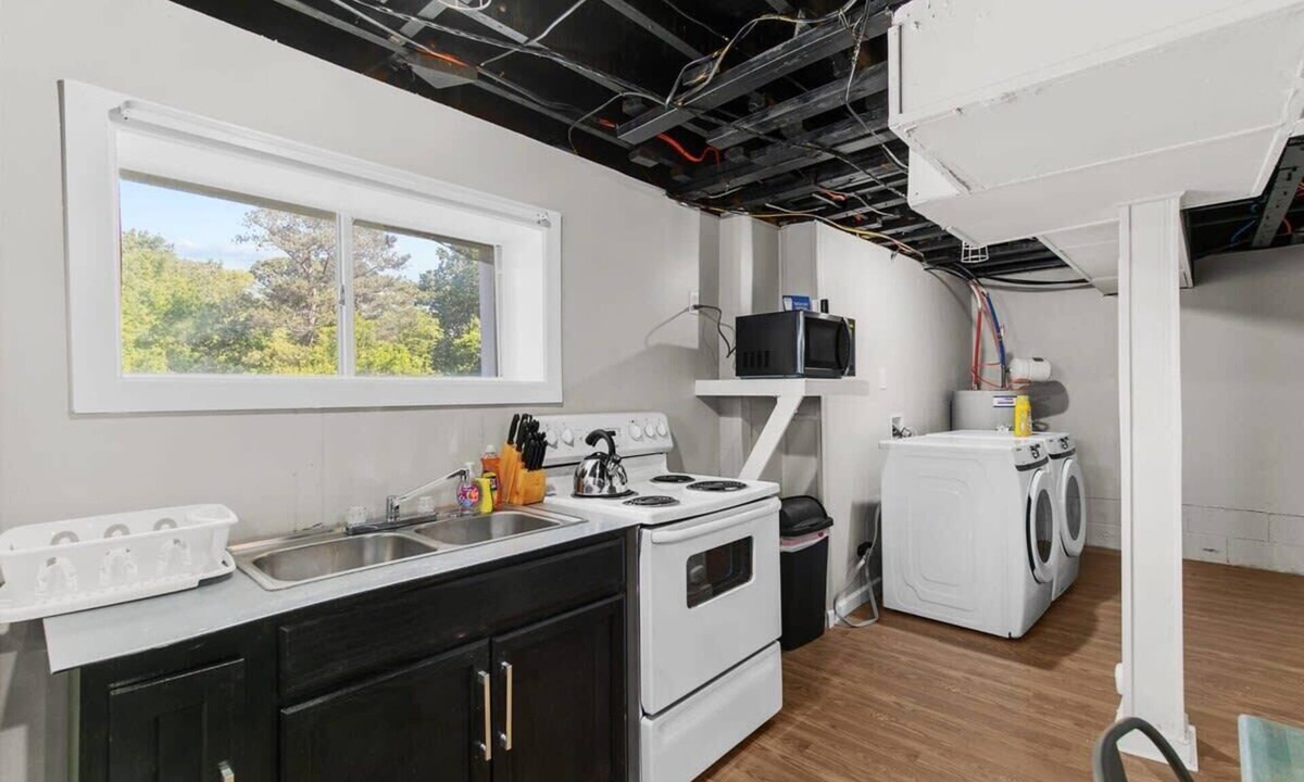 New Castle Apartment | Broadmoor Bungalow - Unit B