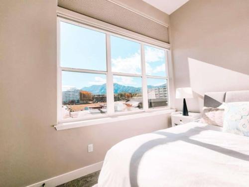 Skyway House | Broadmoor Mtn Retreat Pet Friendly Townhouse