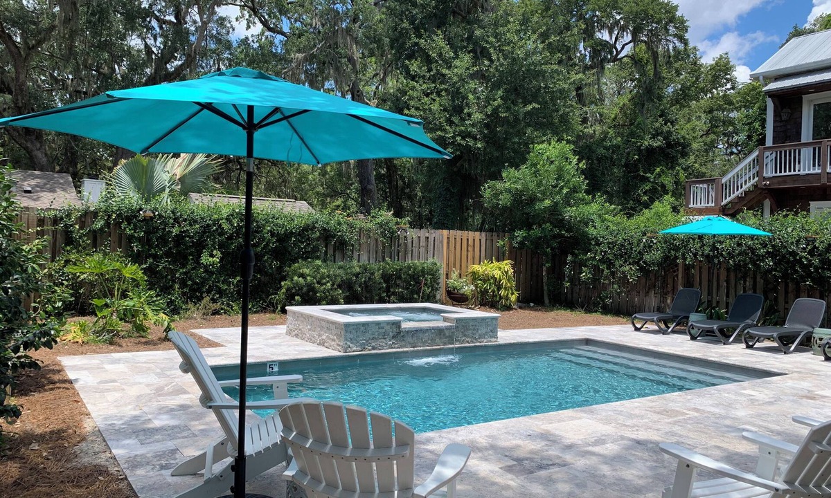 Saint Simons Heights House | BROADWAY BREEZE ~ Close to Beach/Shopping/Dining ~ Heated Pool - Spa - Sleeps 8