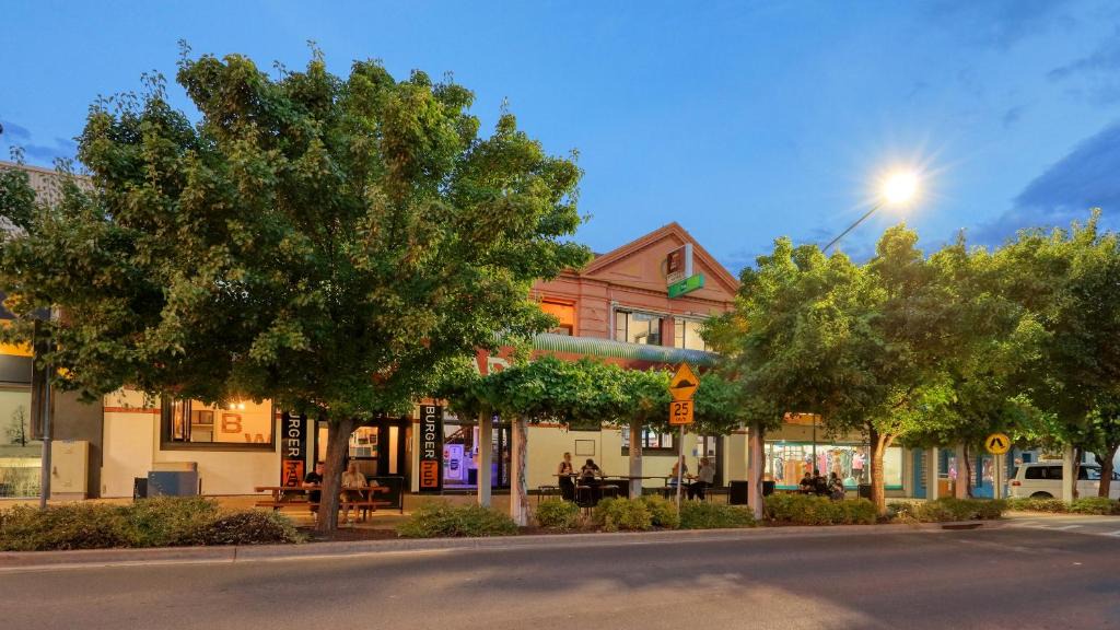 Parkes Hotel | Broadway Hotel