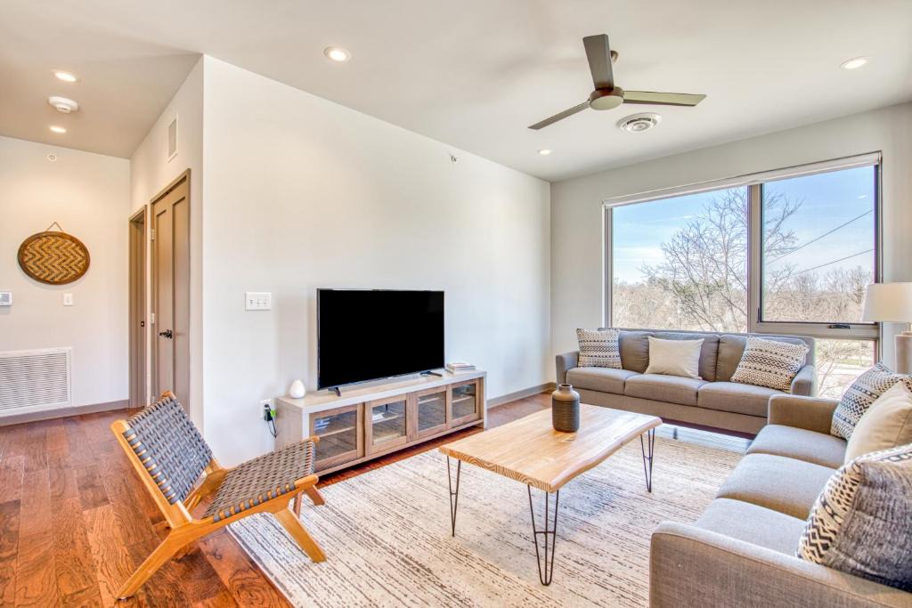 Historic Montford Apartment | Broadway Loft 320