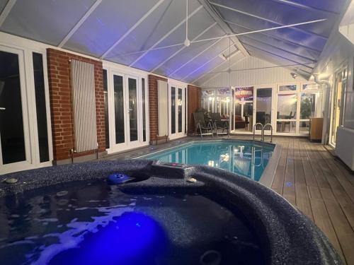 Herne Bay Villa | Broadway Pool House with Sauna & Jacuzzi