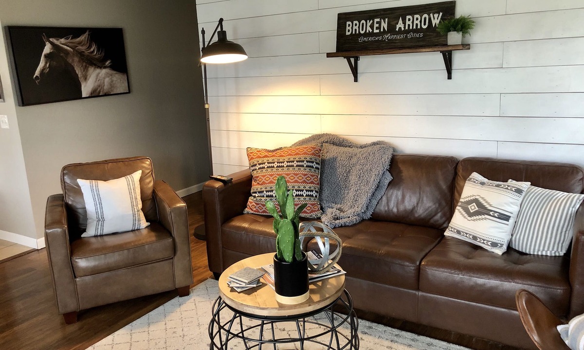 Broken Arrow House | Broken Arrow's Best!- Pool table, fire pit, & more!