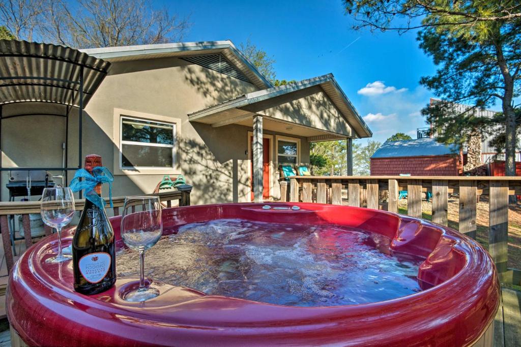 Broken Bow House | Broken Bow Cottage w/Deck, Hot Tub & Fire Pit!