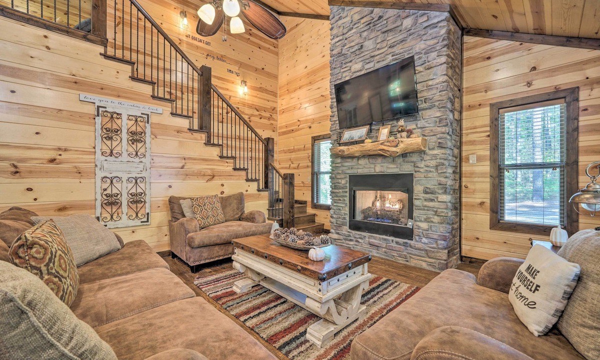 Broken Bow Cottage | Broken Bow Escape w/Hot Tub & Basketball Court!