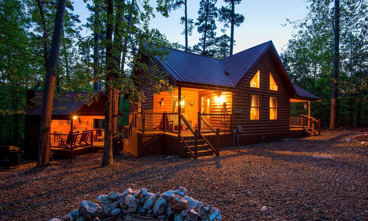 Broken Bow Cottage | Broken Bow Rental Cabin w/Hot Tub & Bar