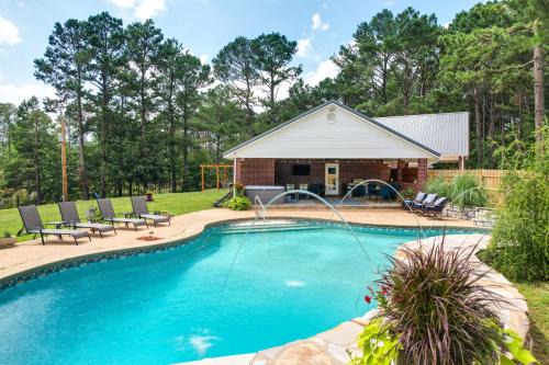 Broken Bow House | Broken Bow Vacation Rental w/Pool & Hot Tub!