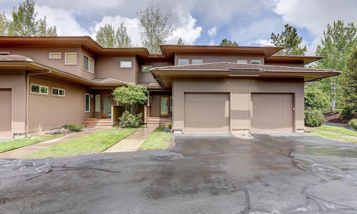 Broken Top House | Broken Top Townhome, Walk to Lodge, Balcony, Garage, Fireplace, AC, Quick to Mt Bachelor, Old Mill