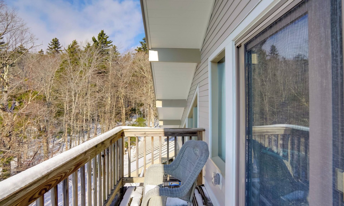 Bromley Mountain Apartment | Bromley Mountain Escape w/2 Balconies: Hike & Ski