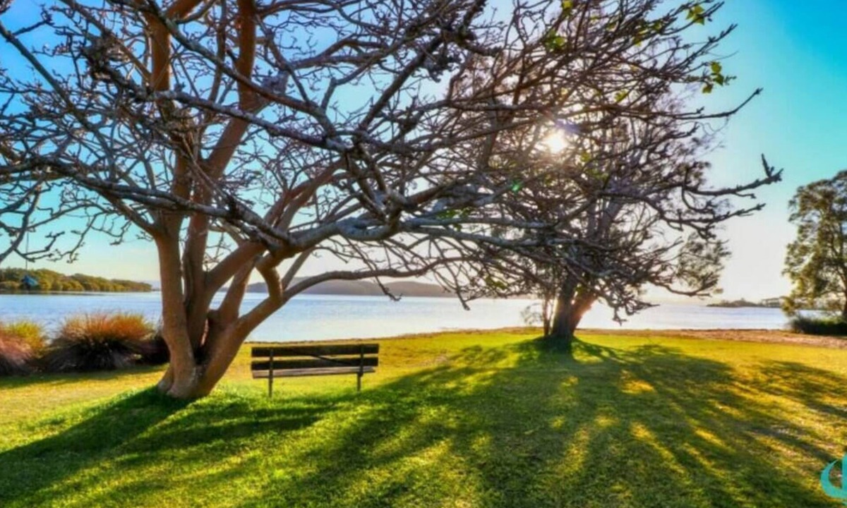 Swansea House | Bromyard Lakeside Cottage - access to waterfront