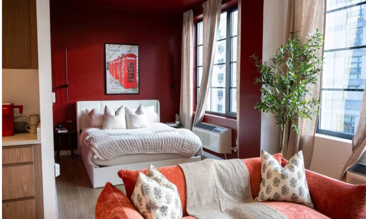 Port Morris Apartment | Bronx Retreat: NYC Apartment w/Movie Theater, Pool, Cinema, Gym & Rooftop Views