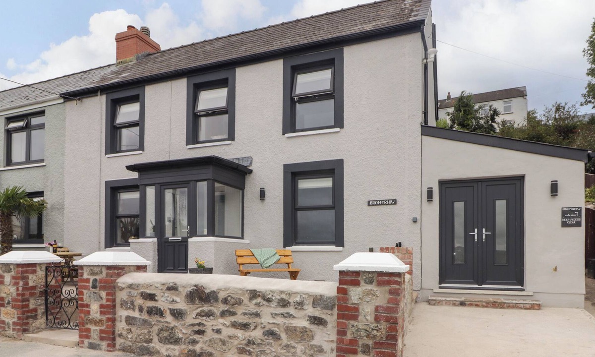 Goodwick House | BRONYRHIW, pet friendly, with open fire in Goodwick