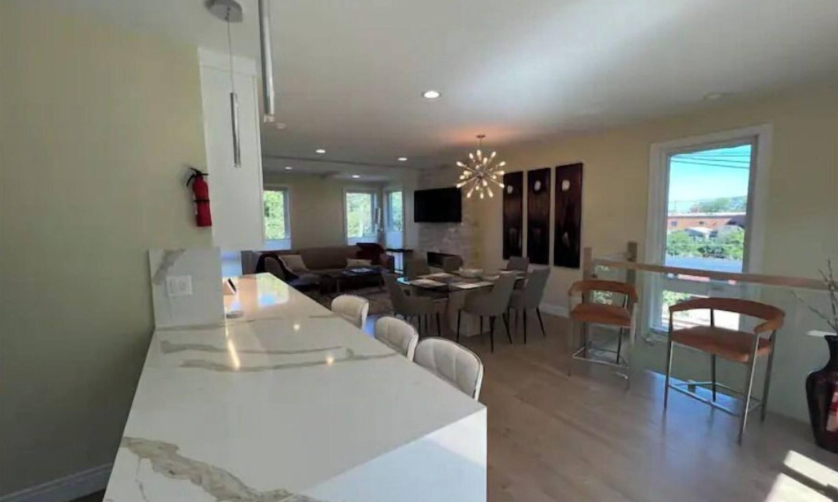 Oakland House | Bronzeville-Lakefront property, near Sox, McCormick, Museums & Downtown Chicago.