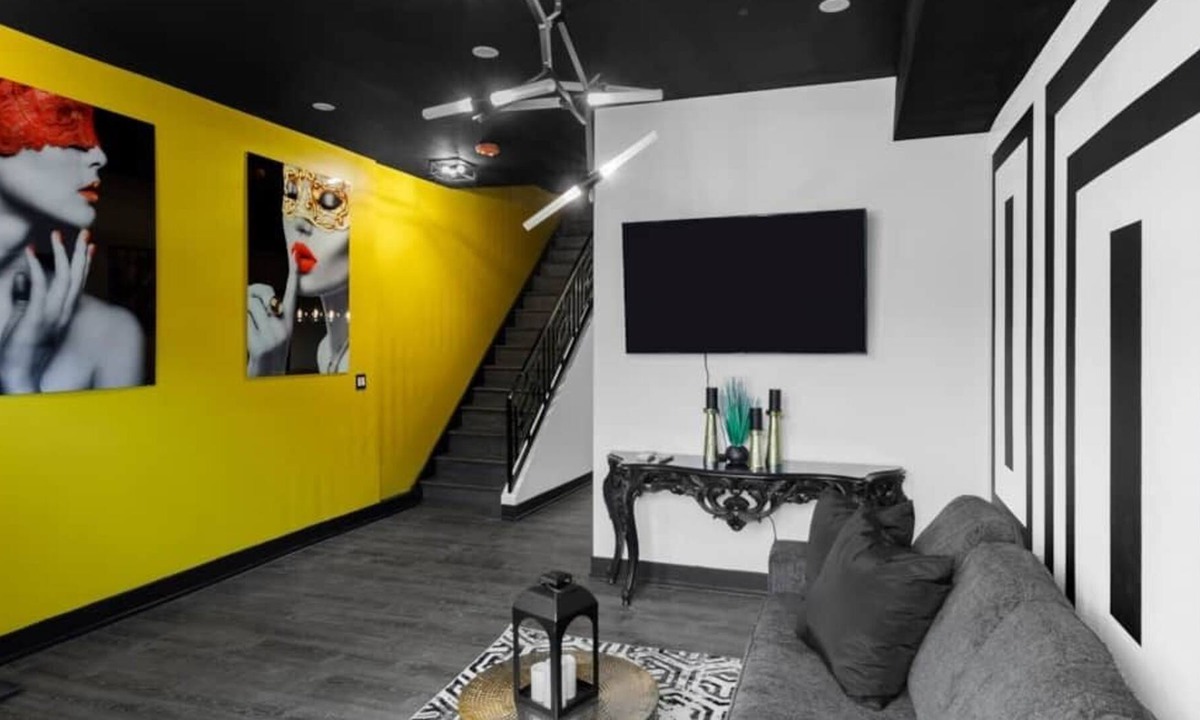 Bronzeville House | Bronzeville Luxury Black & White Duplex