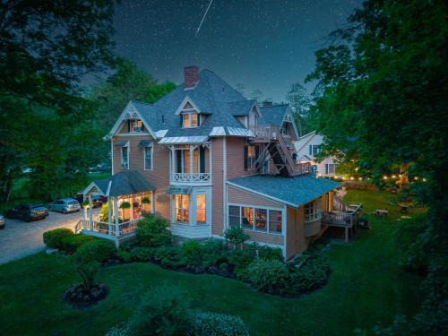 Lenox Bed & Breakfast | Brook Farm Inn