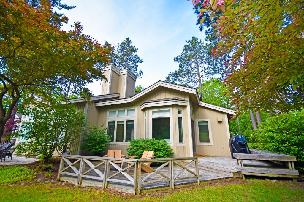 Glen Arbor House | Brook Hill Cottages 42
