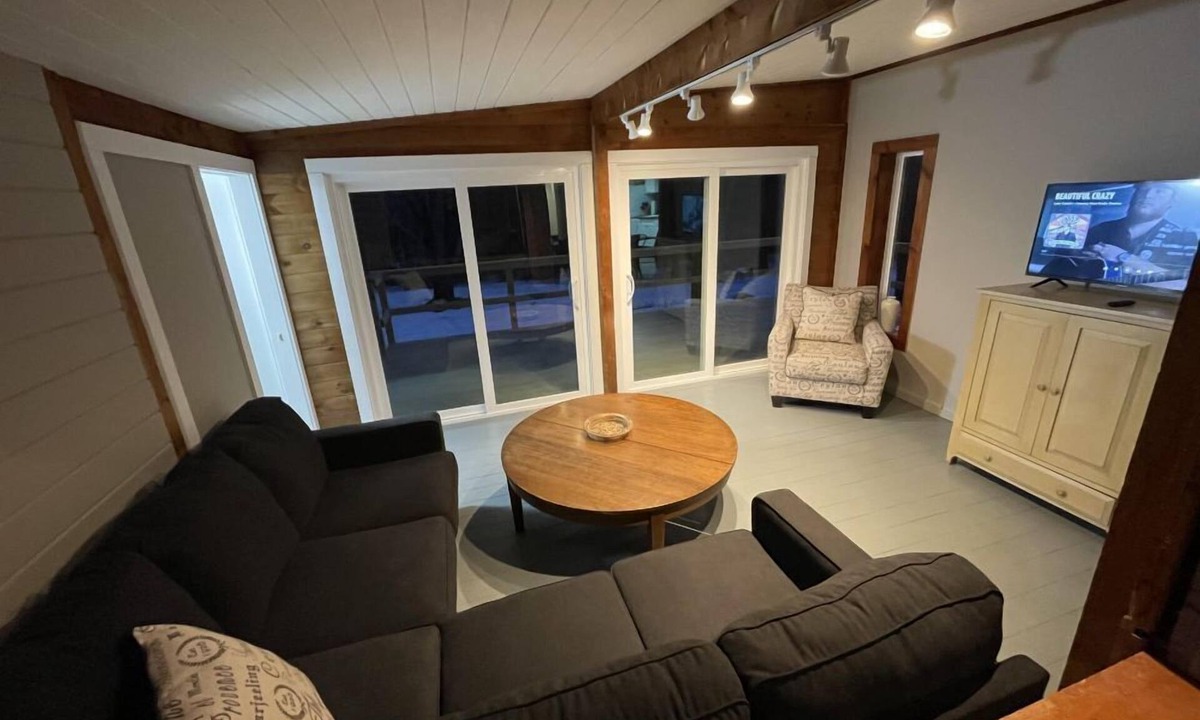 Goshen House | Brookside Hideaway, Brook Road Inn