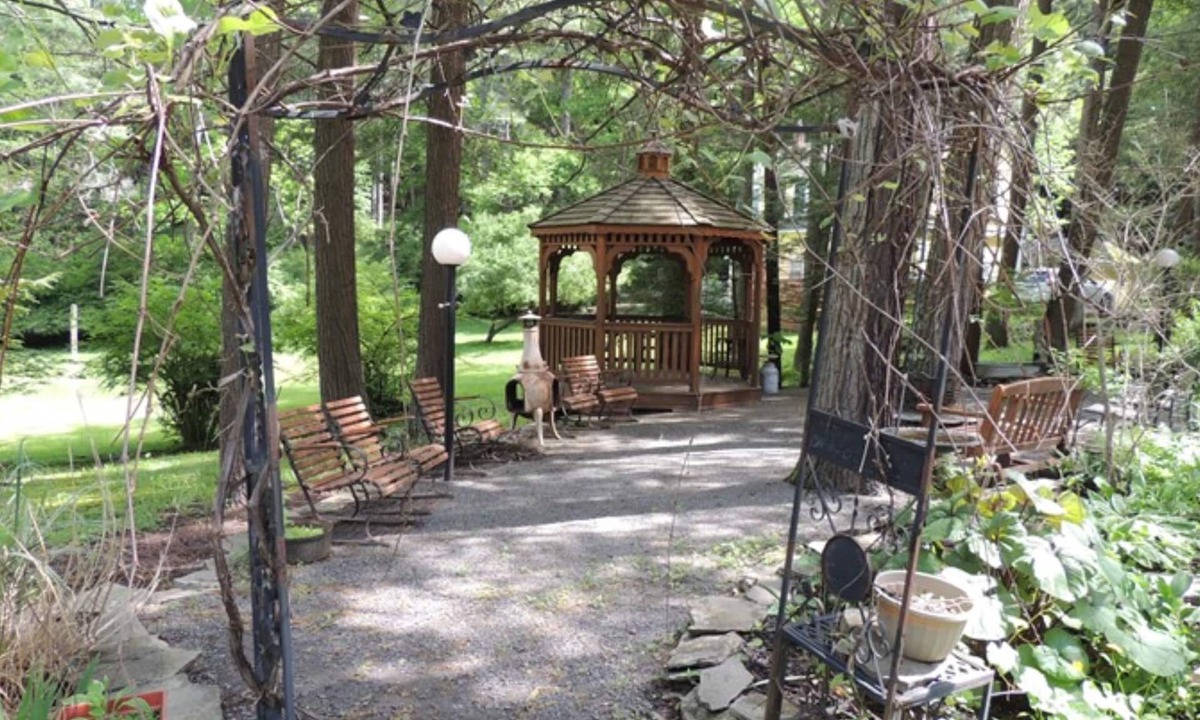 Canadensis Bed & Breakfast | Brookview Manor Inn