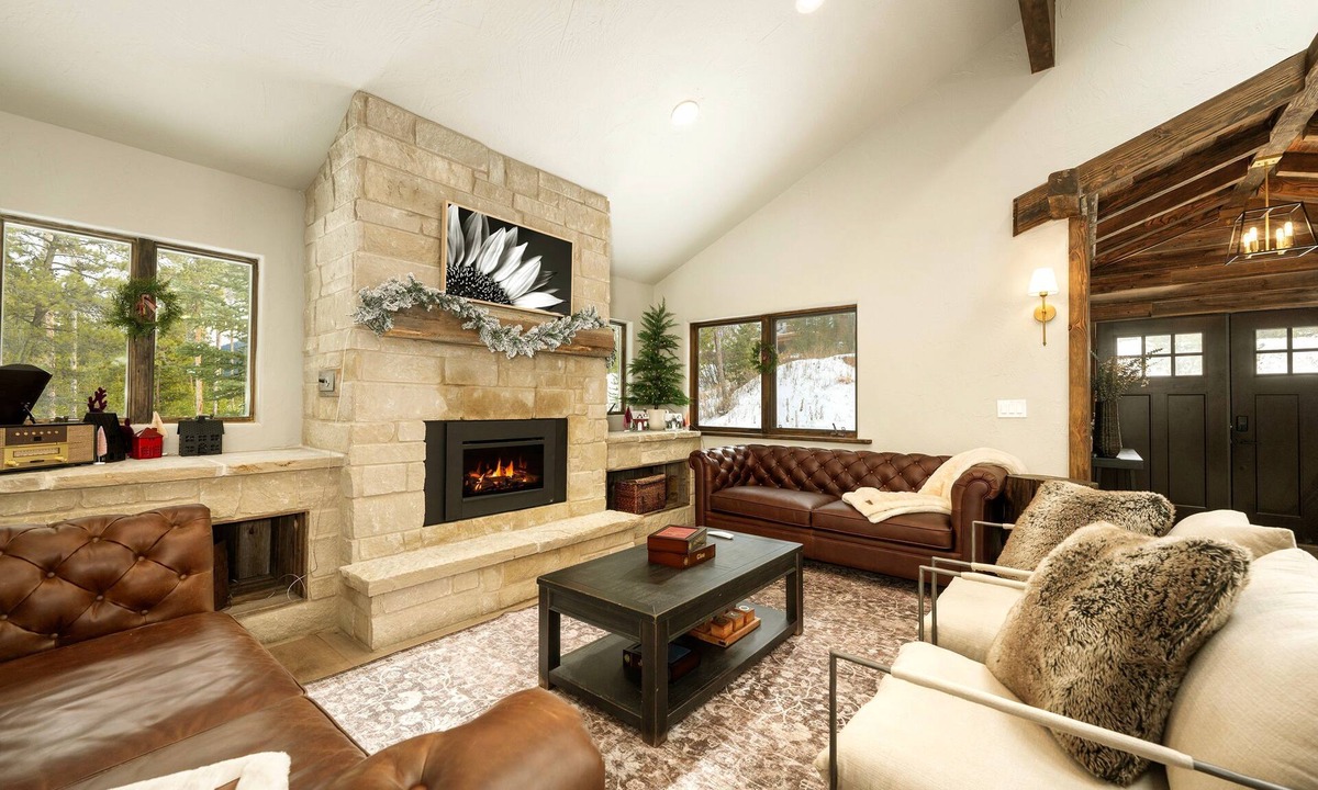 Fraser Ski Chalet | Brooky Bear Lodge: Hot Tub + Game & Movie Rooms
