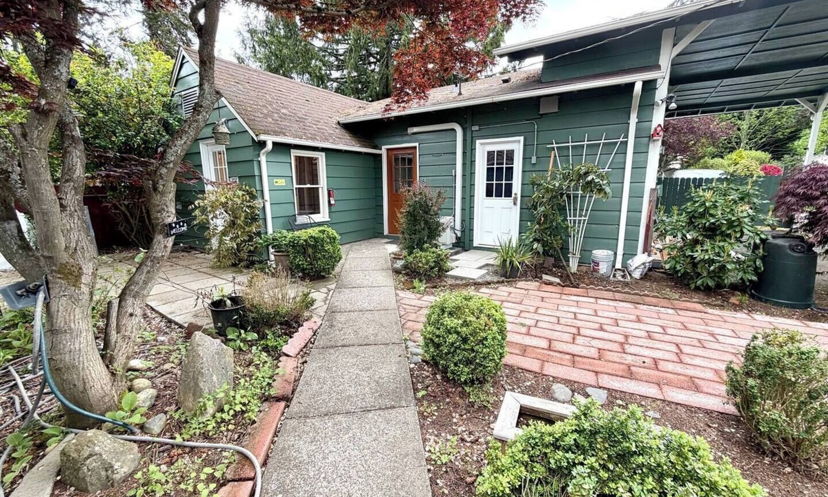 Picnic Point-North Lynnwood Apartment | Brown Door at Lake Serene