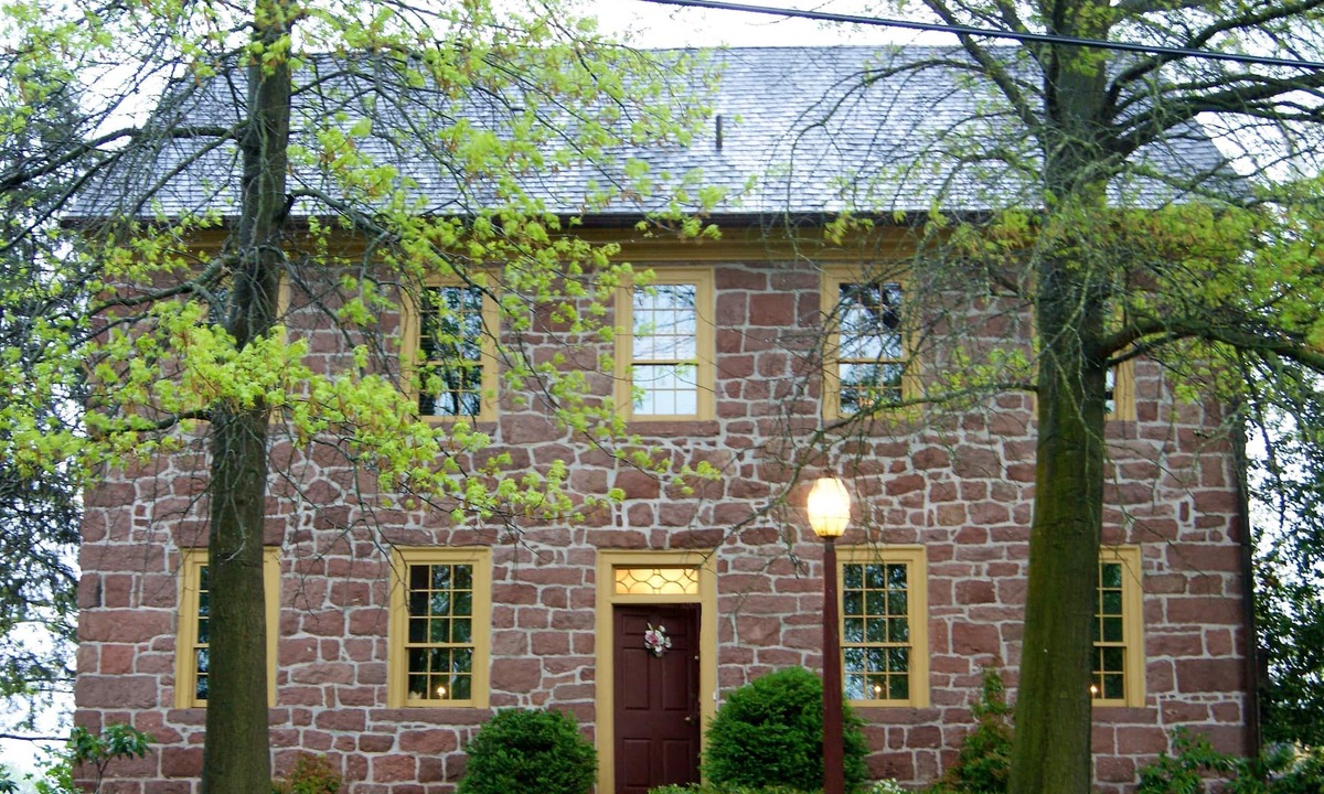 Reinholds Bed & Breakfast | Brownstone Colonial Inn