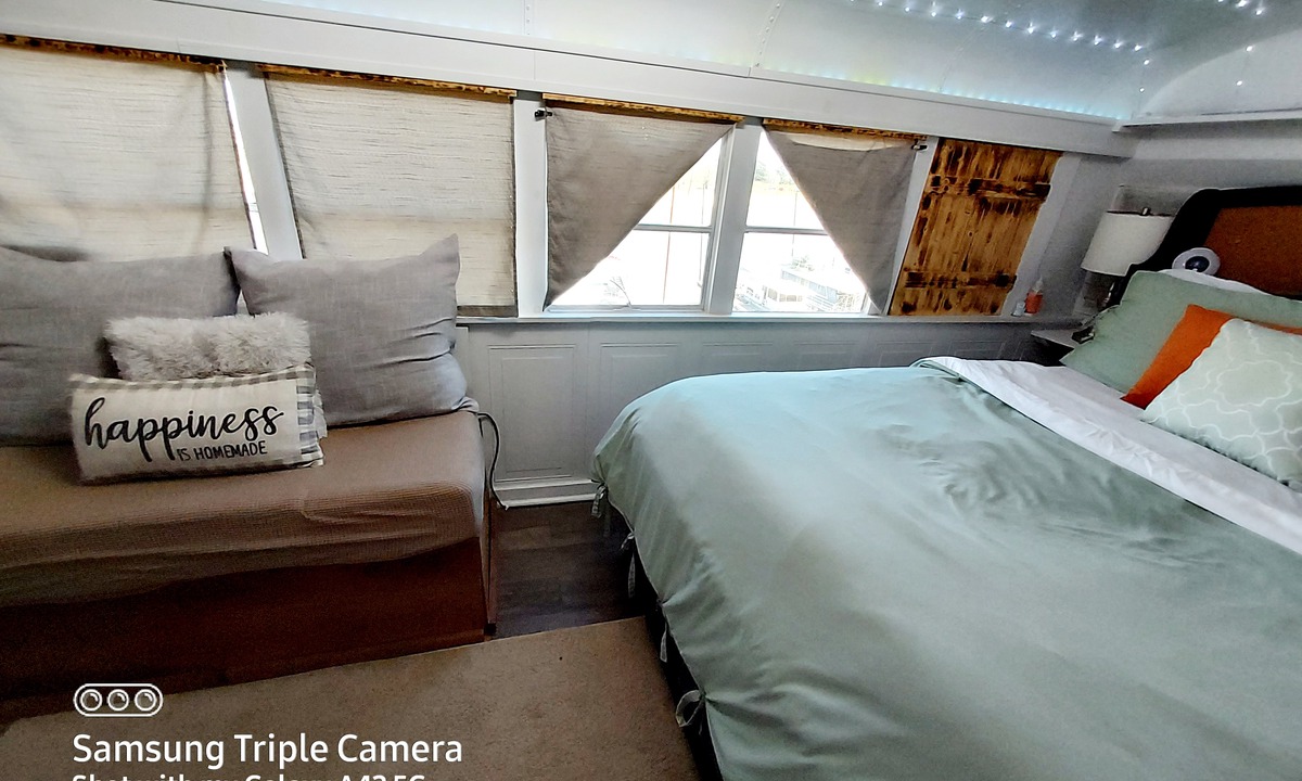 West Monroe Hotel | Bruiser Cozy Riverfront School Bus Pet Friendly