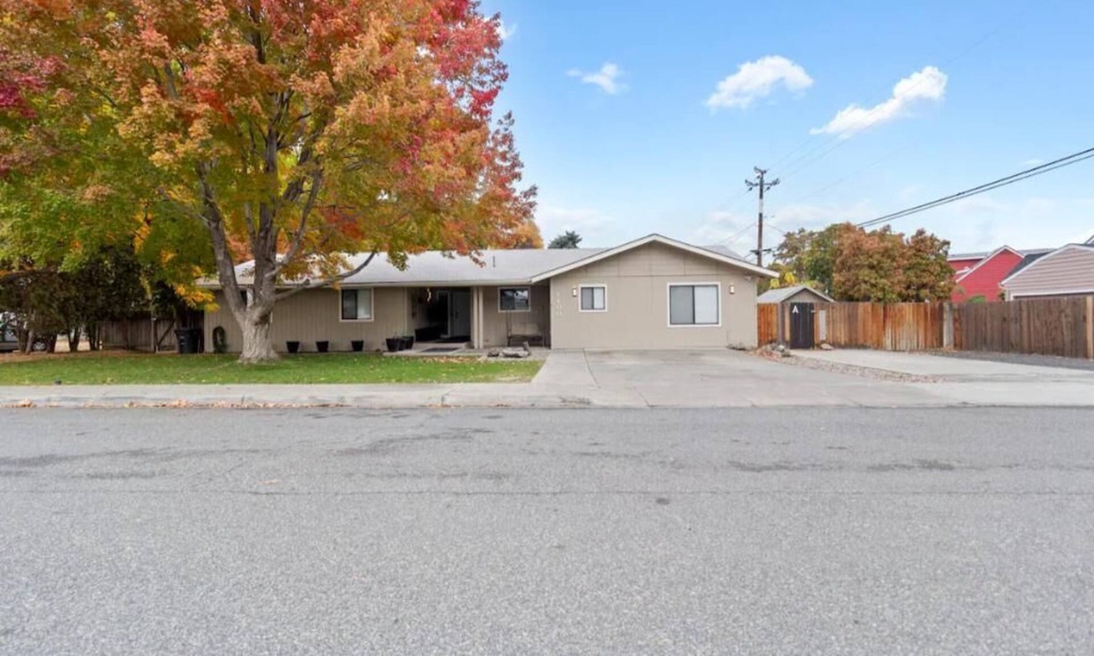 Kennewick House | Bruneau Bungalow Side B