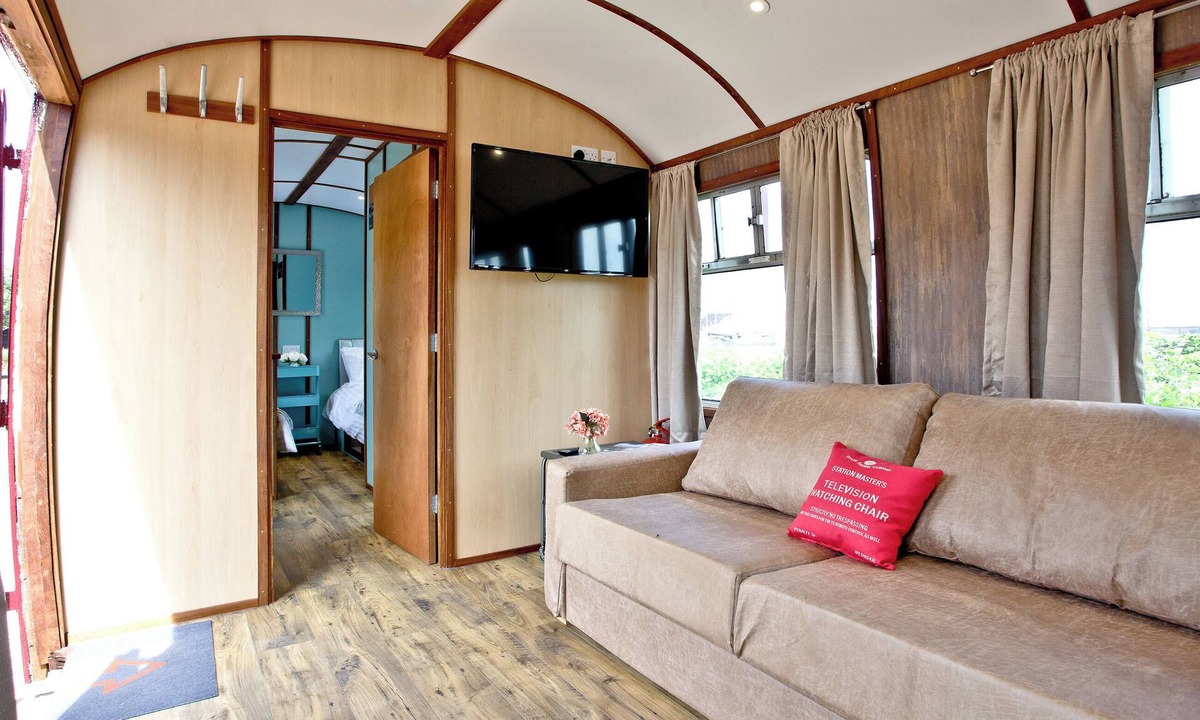 Dawlish Warren Ski Chalet | Brunel Boutique Railway Carriage 5