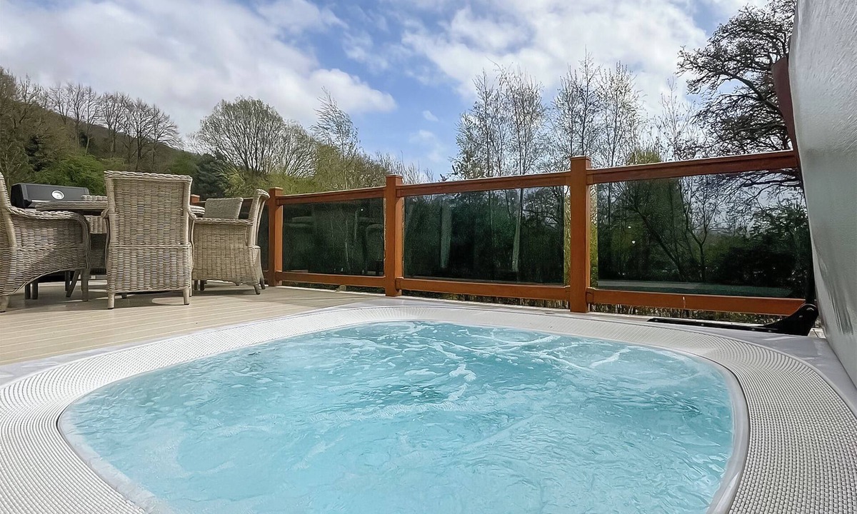 Cheddar Ski Chalet | Brunel Premier Elegance Lodge 2