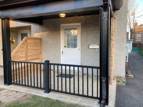 Bryn Mawr Apartment | Bryn Mawr Spacious Grnd Floor Apt Free Parking