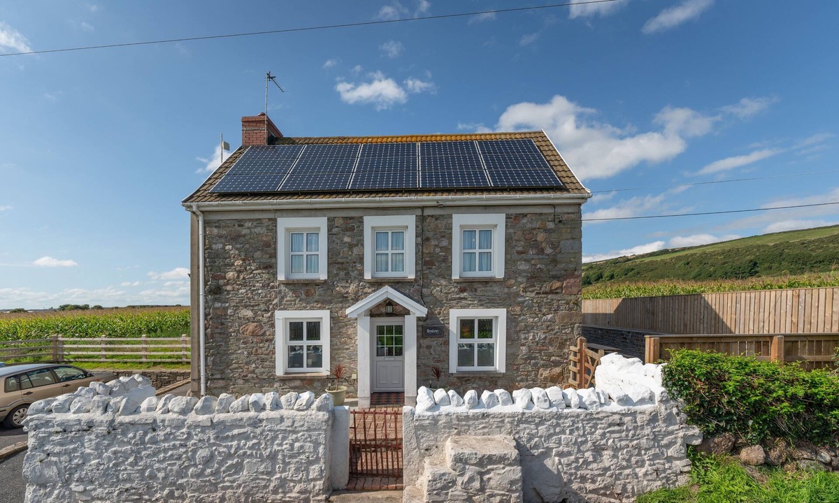 Kidwelly Apartment | Bryntowy (sleeps 6).