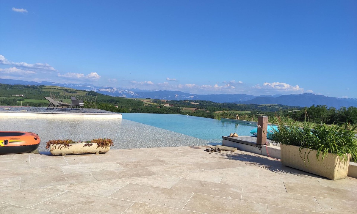 Montmiral Cabin | Bubbles at the Mirabilis domains