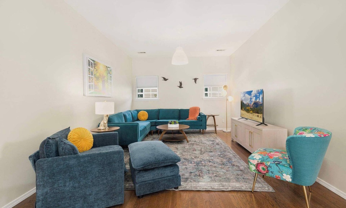 Farmington House | Bubbly Blue-Monthly Rental-3 Mi to UofA & Downtown