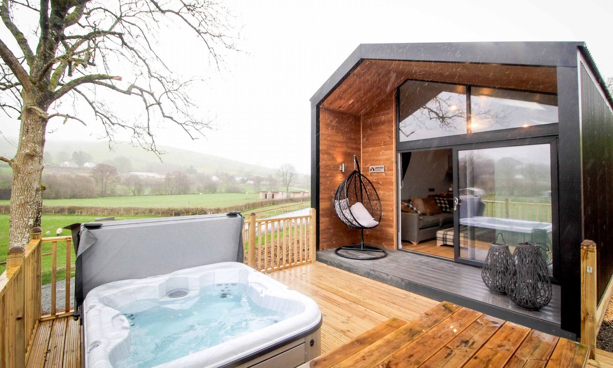 Rhayader Cabin | Buck Barn - a cabin that sleeps 6 guests in 2 bedrooms