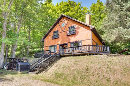 Stambaugh House | 'Buckhorn' - Slopeside Iron River Cabin w/Sauna