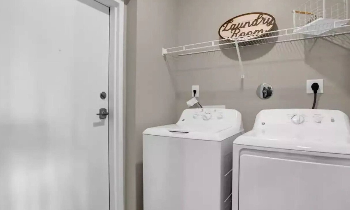 Lakes of Forest Hill Apartment | Buckingham Nest An