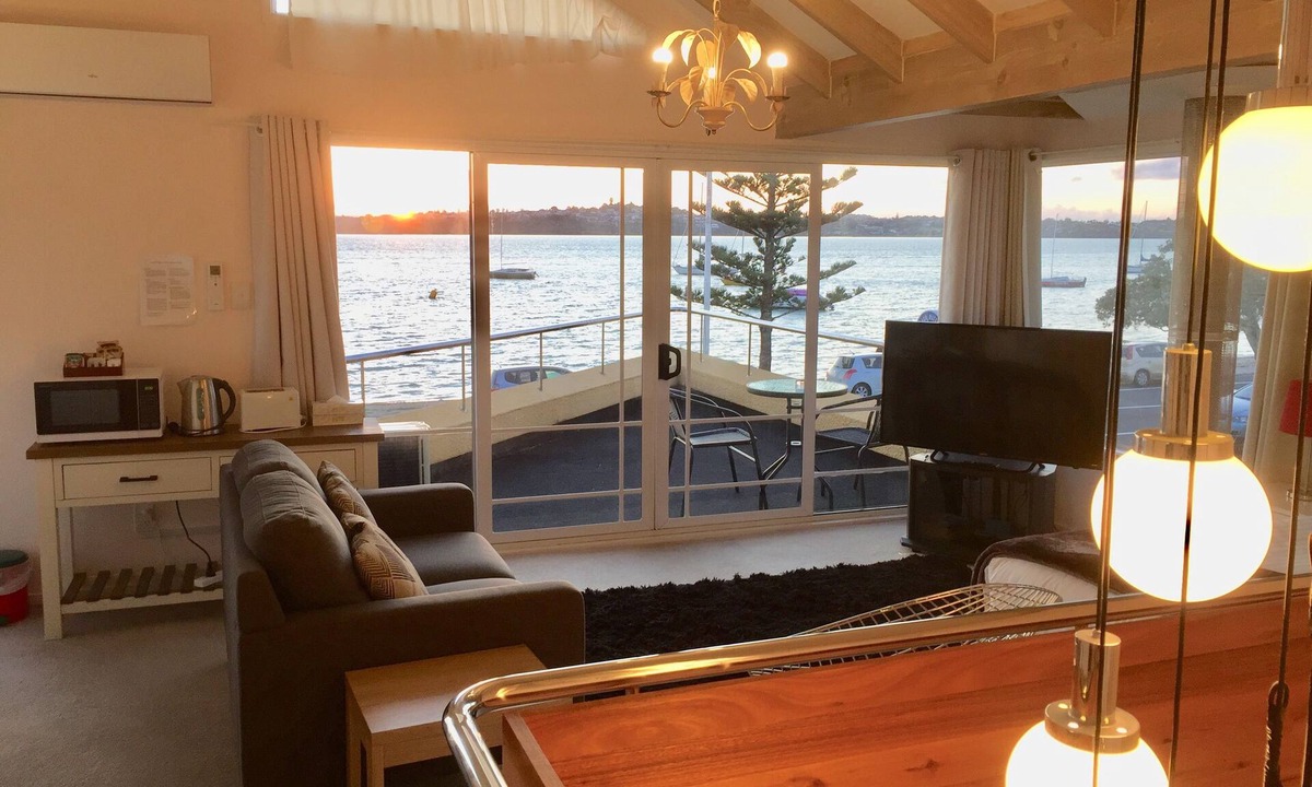 Bucklands Beach Hotel | Bucklands Beach Waterfront Motel