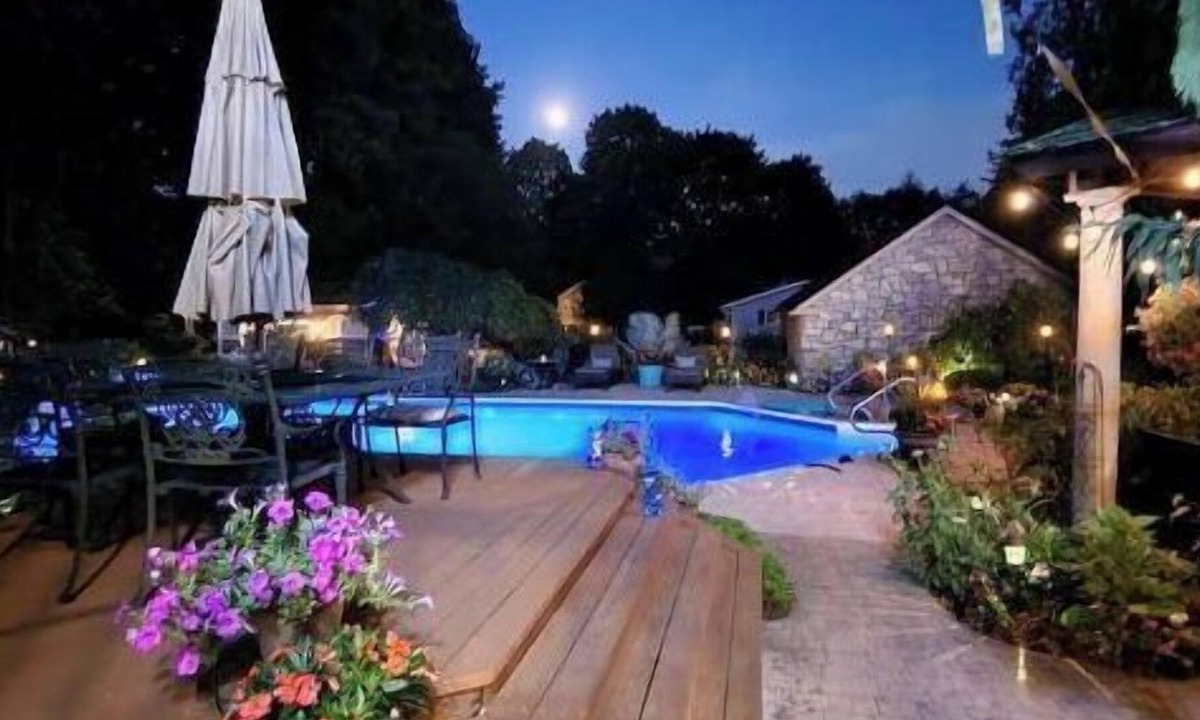 Langhorne Apartment | Bucks County Glamorous Marilyn Monroe Suite